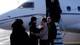 MADS CLAUS RASMUSSEN / AFP / NTB En gruppe mennesker som går av et fly
