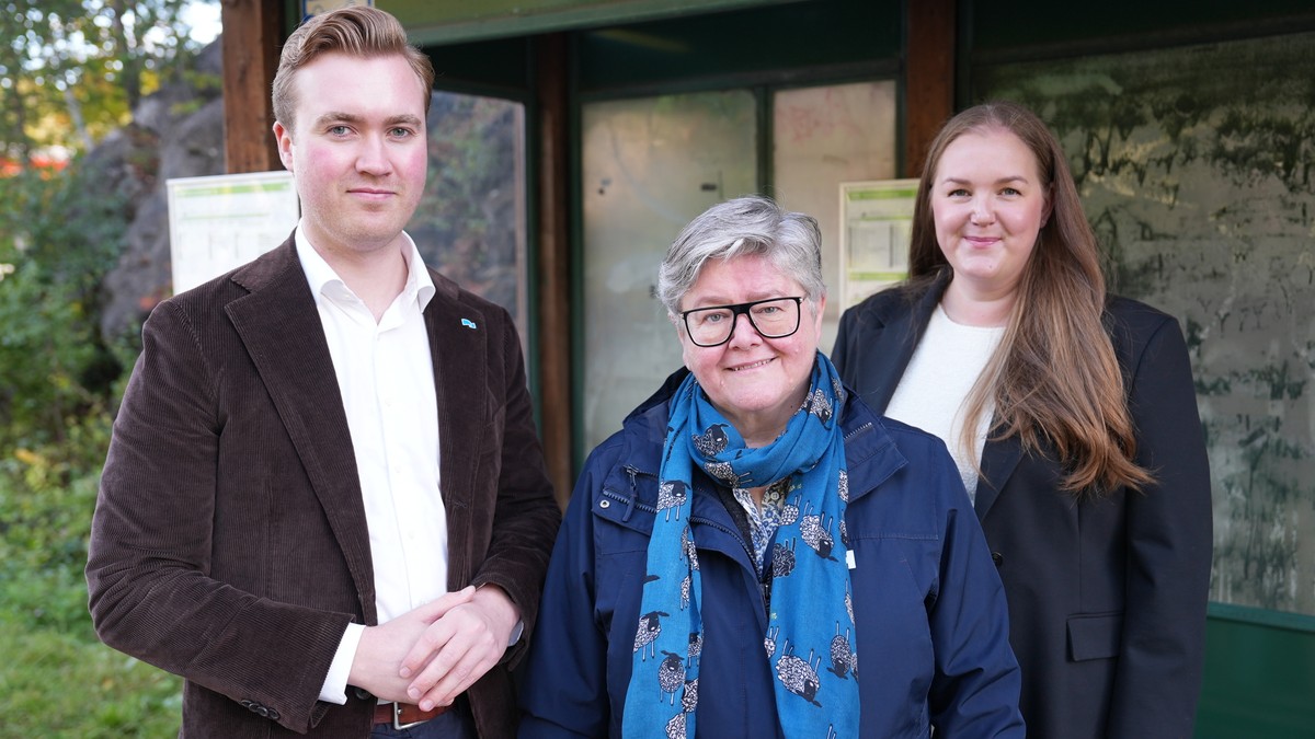 Politikere fra det borgerlige fylkesrådet i Akershus smilende foran busskur FOTO: Bård Nafstad/NRK