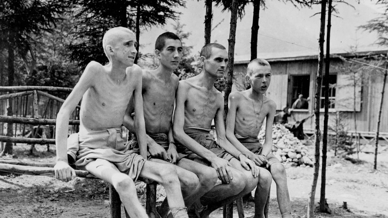 Arkivbilde: Østerrike, 8. mai 1945. Konsentrasjonsleiren i Ebensee. I de østerrikske alpene fant allierte tropper i sluttfasen av krigen en av Tysklands største og mest brutale konsentrasjonsleire.
