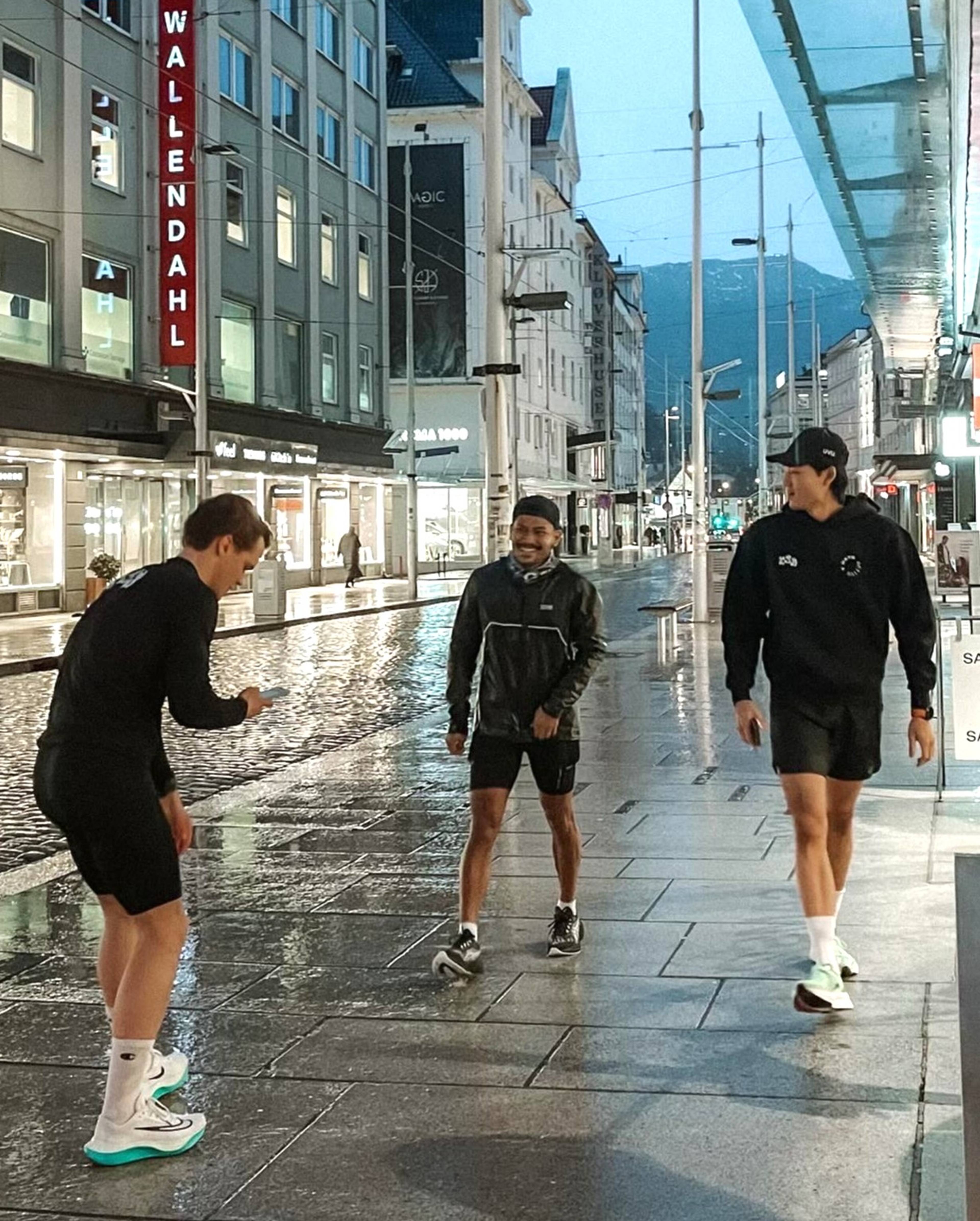 Strava rapporterer om 3,5 ganger vekst i løpeklubber i 2025, drevet av Gen Z som bruker dem for sosiale møter fremfor apper.