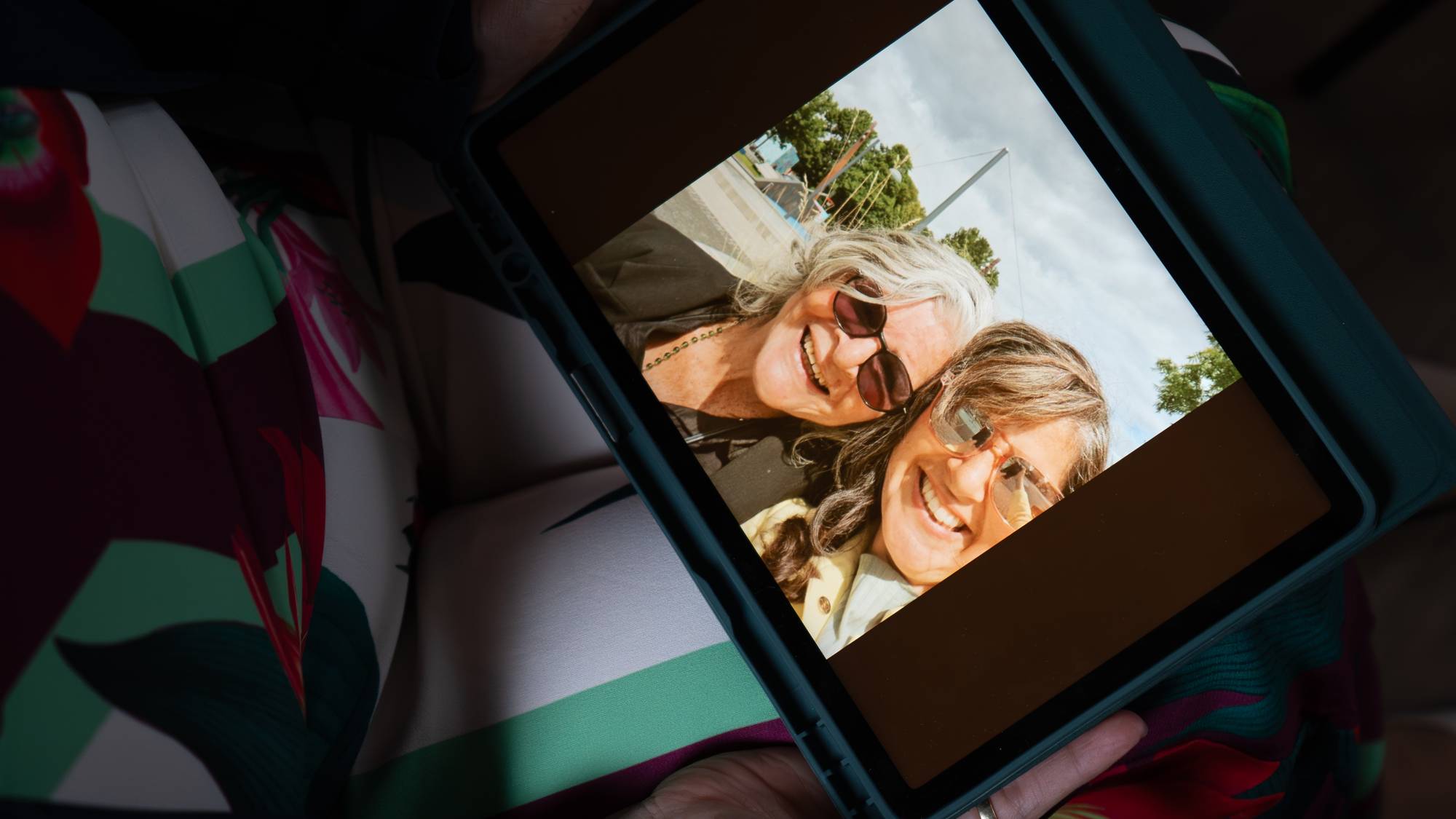 Bilete av Sandra Vanessa Borhaug og mora Cristina Inez Zuñiga på nettbrett