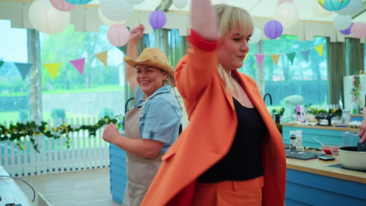 Julie ble ny programleder over natten: – Måtte hive meg på et fly