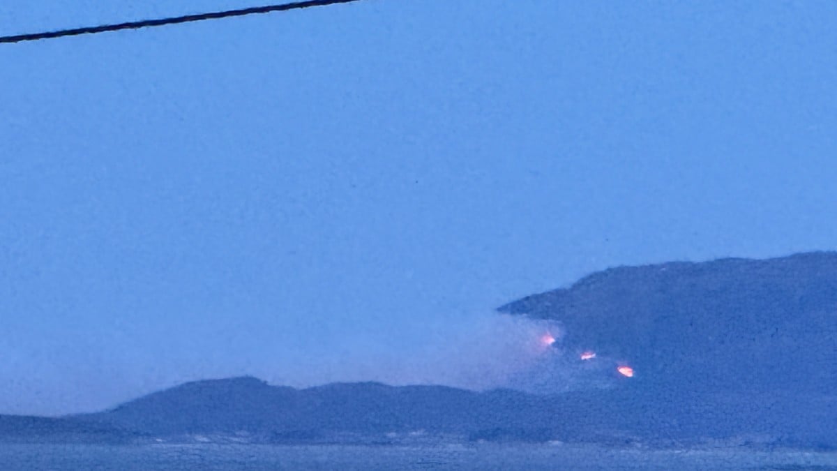 Terreng­brann med spredning på Oksvoll: Ber folk holde seg unna