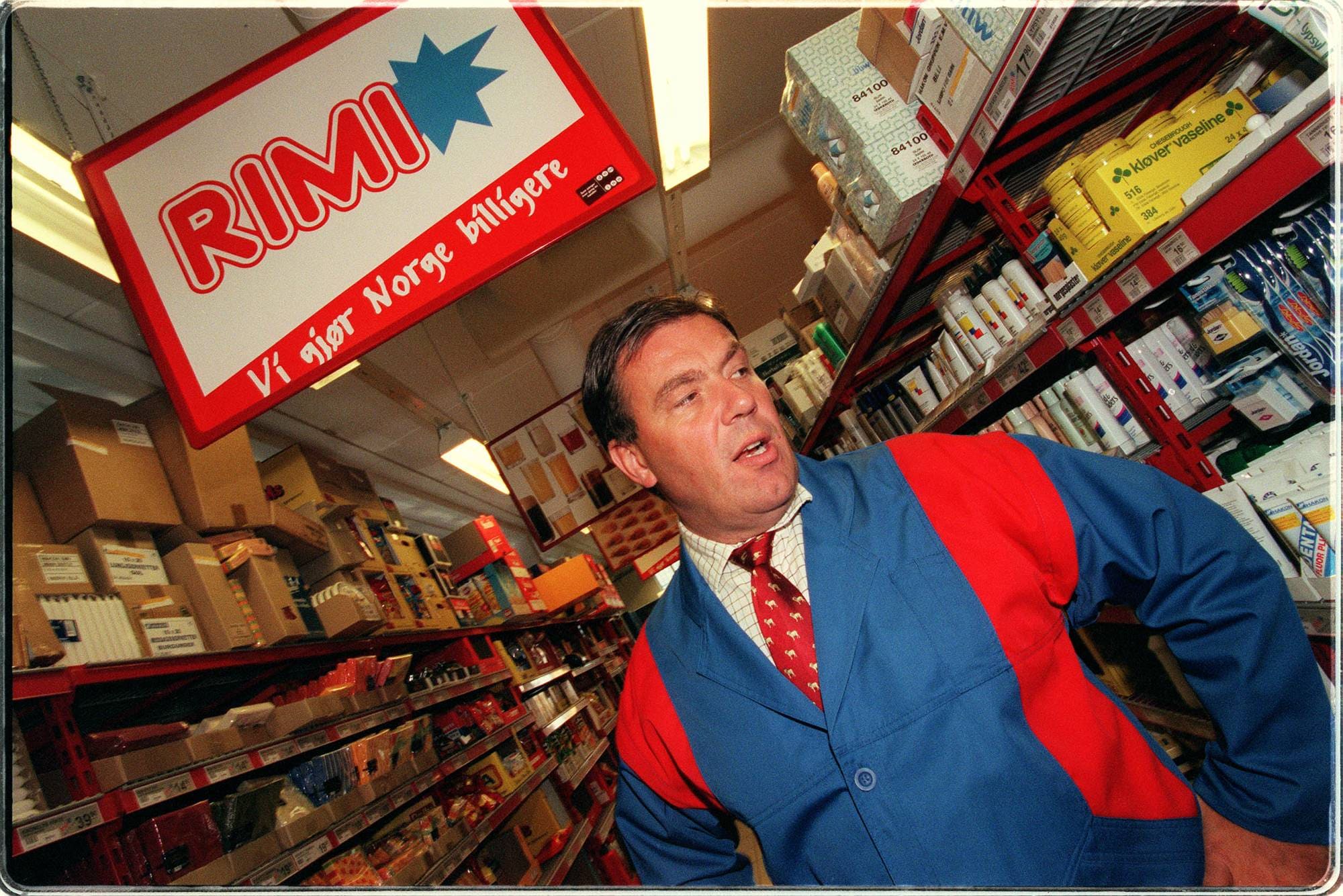 Stein Erik Hagen, også kalt RIMI-Hagen, fotografert i Rimi-butikk, med Rimi-logo i bakgrunnen. Foto: Knut Fjeldstad, SCANPIX NORGE