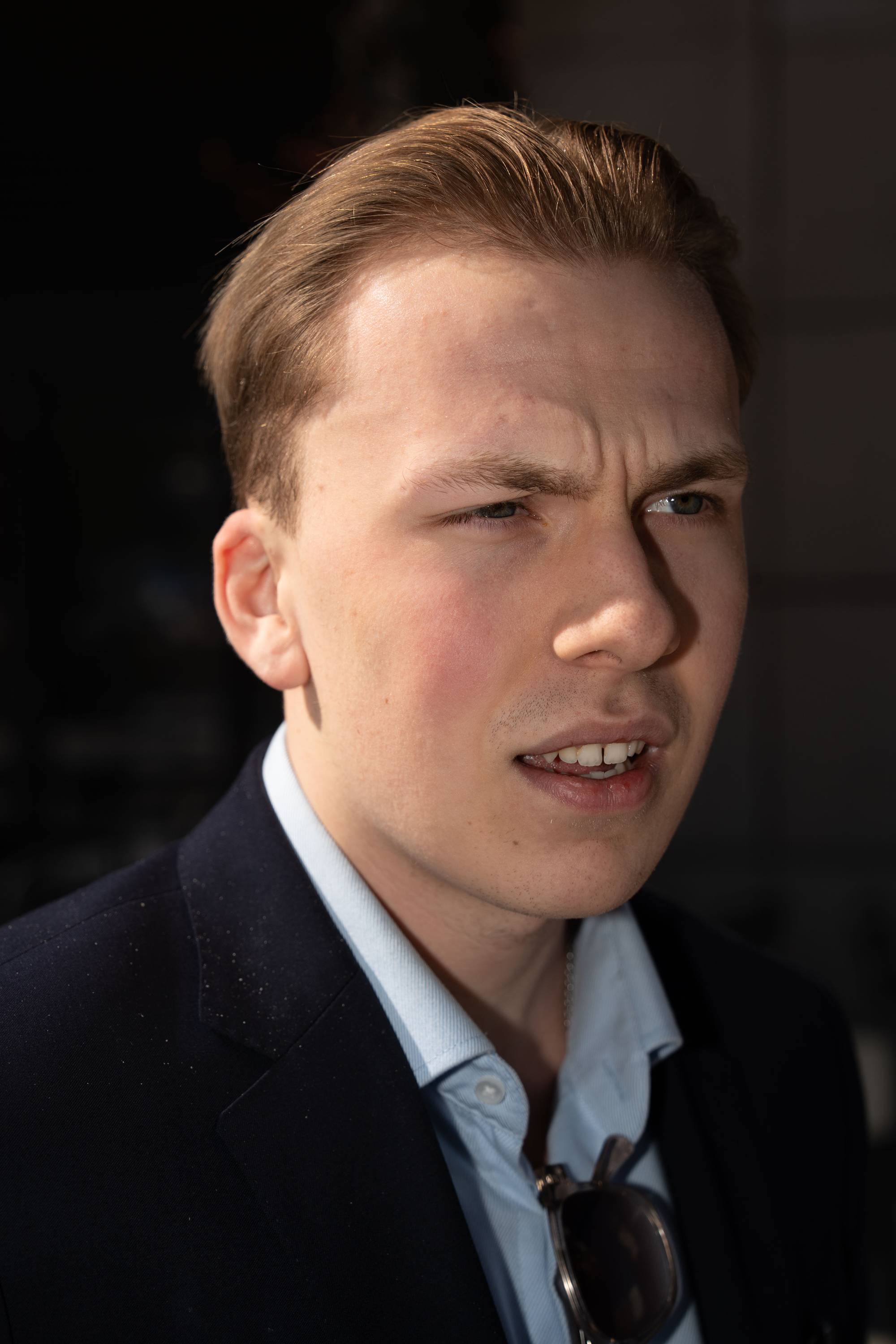 Mann med blondt hår og dress