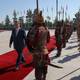 Pavel Mikheyev / REUTERS,NTB Xi Jinping og Sadyr Japarov går på en rød løper forbi en æresvakt i historiske uniformer. (Bildebeskrivelsen er laget av en KI-tjeneste)