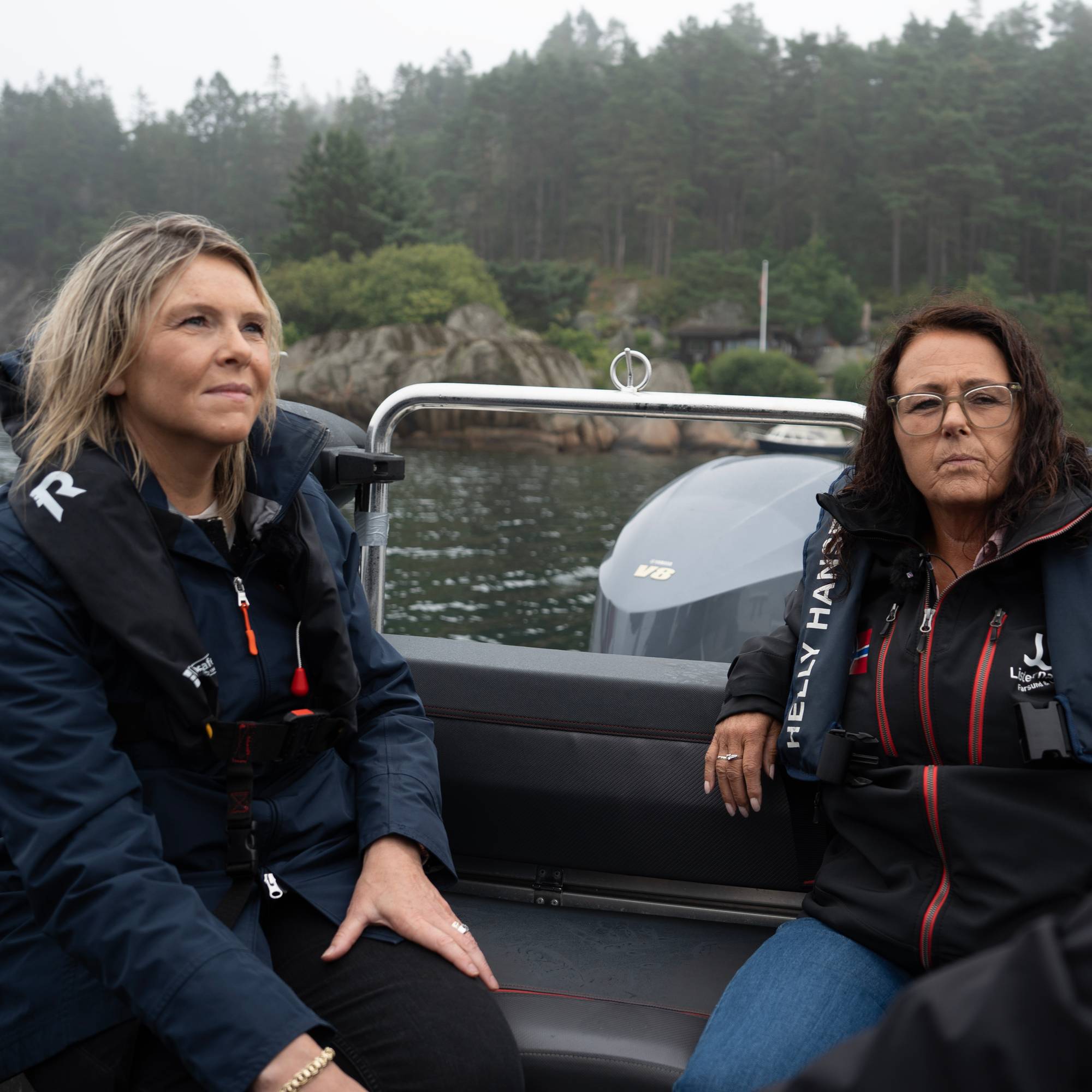 Sylvi Listhaug i Farsund. I bakgrunnen hyttetomta der Kari Nessa Nordtuns familie fikk bygge tillatelse til å bygge. Her sammen med ordfører Ingrid Williamsen. Til høure: Alf Konradsen (Frp), leder i teknisk utvalg. 