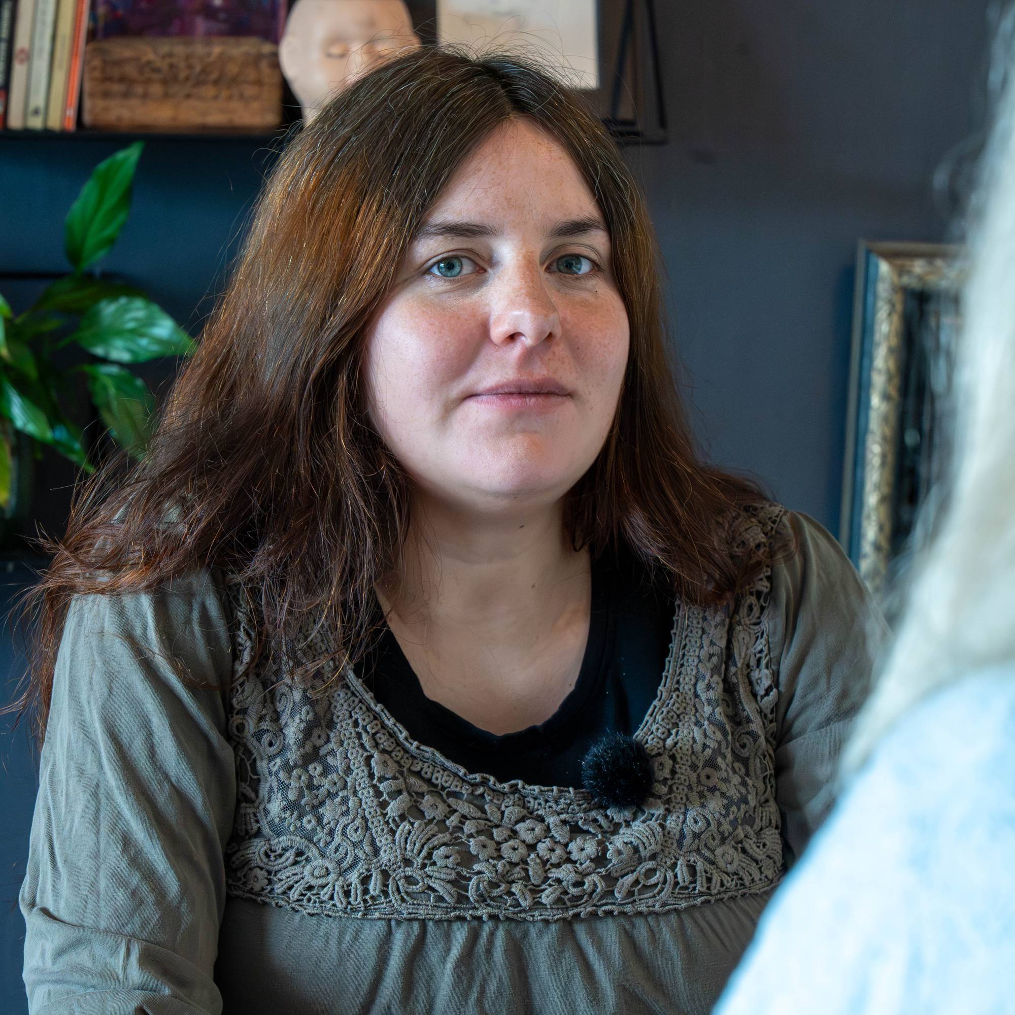 Vi besøker Embla Maria O´Cadiz Gustad hjemme hos henne, så hun kan dele sin Missed Abortion historie. Hun viser oss drivhuset sitt og musikkstudio. Vi får også se at etter tragedien med å miste et barn, har hun blitt gravid igjen og klargjør de nå hjemmet for et barn. Journalist Marianne Ytre-Eide
