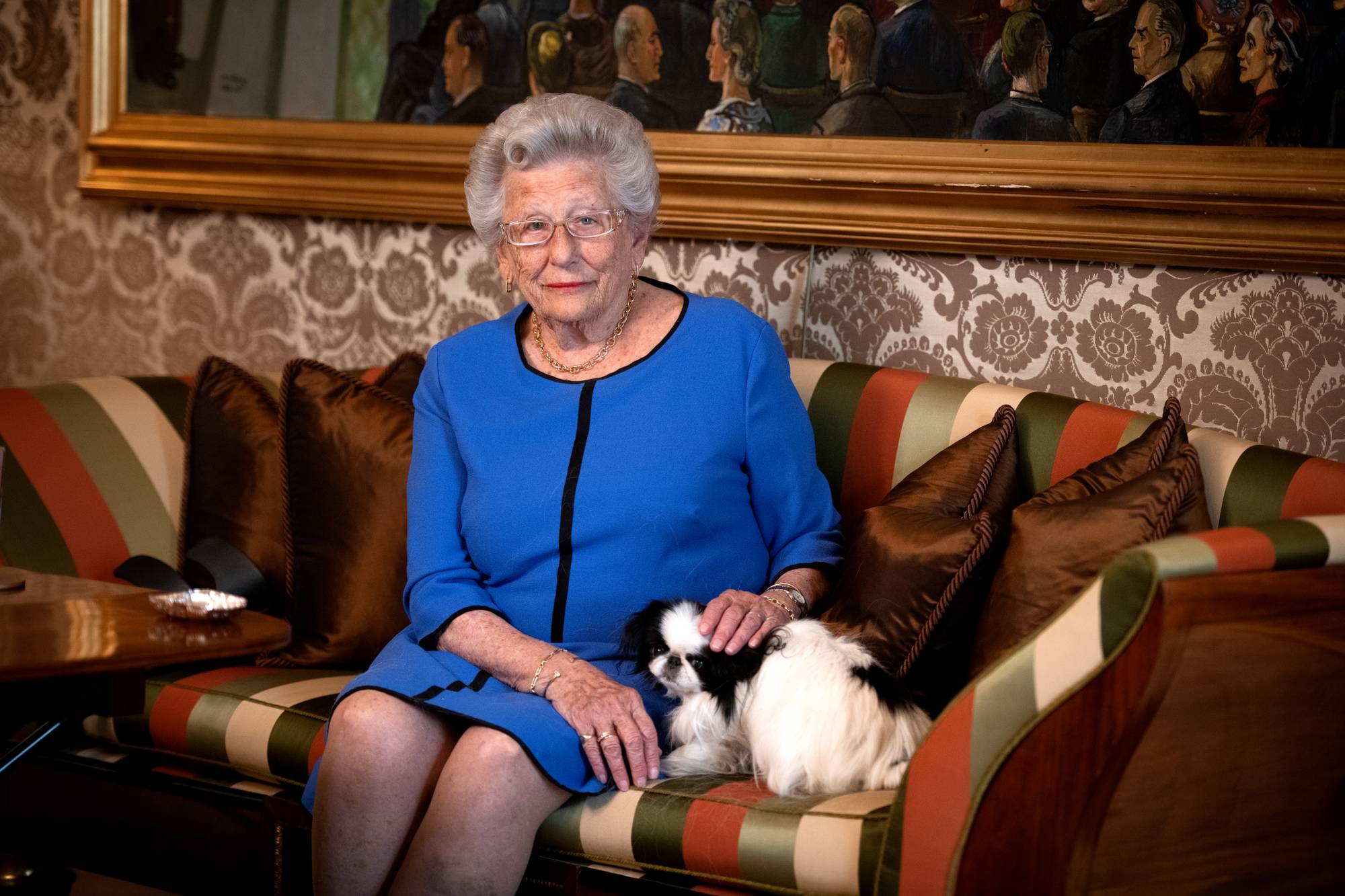 Prinsesse Astrid sitter i en sofa sammen med hunden Pepita