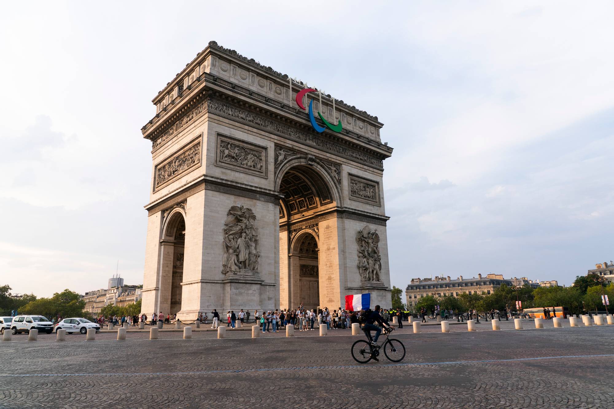 Triumf buen i Paris med logoen til Paralympics i forbindelse med Paralympics 2024 i Paris.