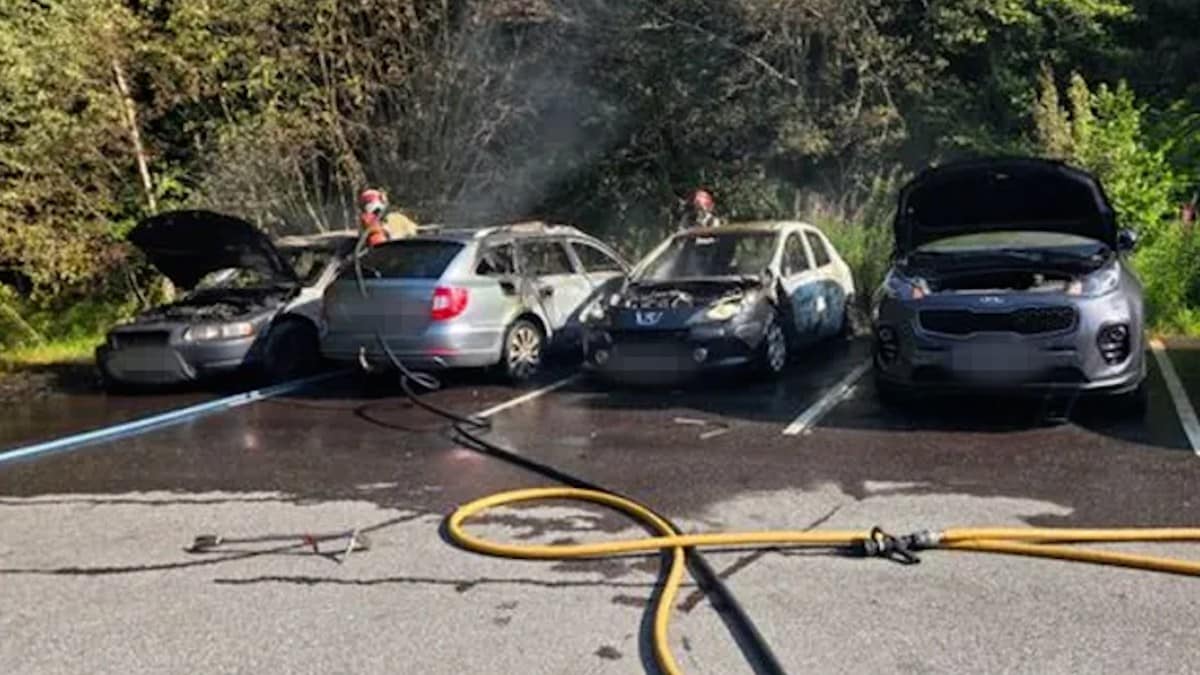 Fire kjøretøy i brann ved fergekai i Fitjar