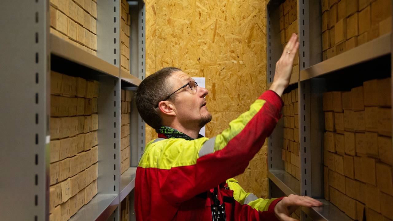Det finnes flere millioner øresteiner i Havforskningsinstituttets otolittarkiv. Arkivar Sigmund Grønnevik leter frem en av pappeskene med øresteiner.