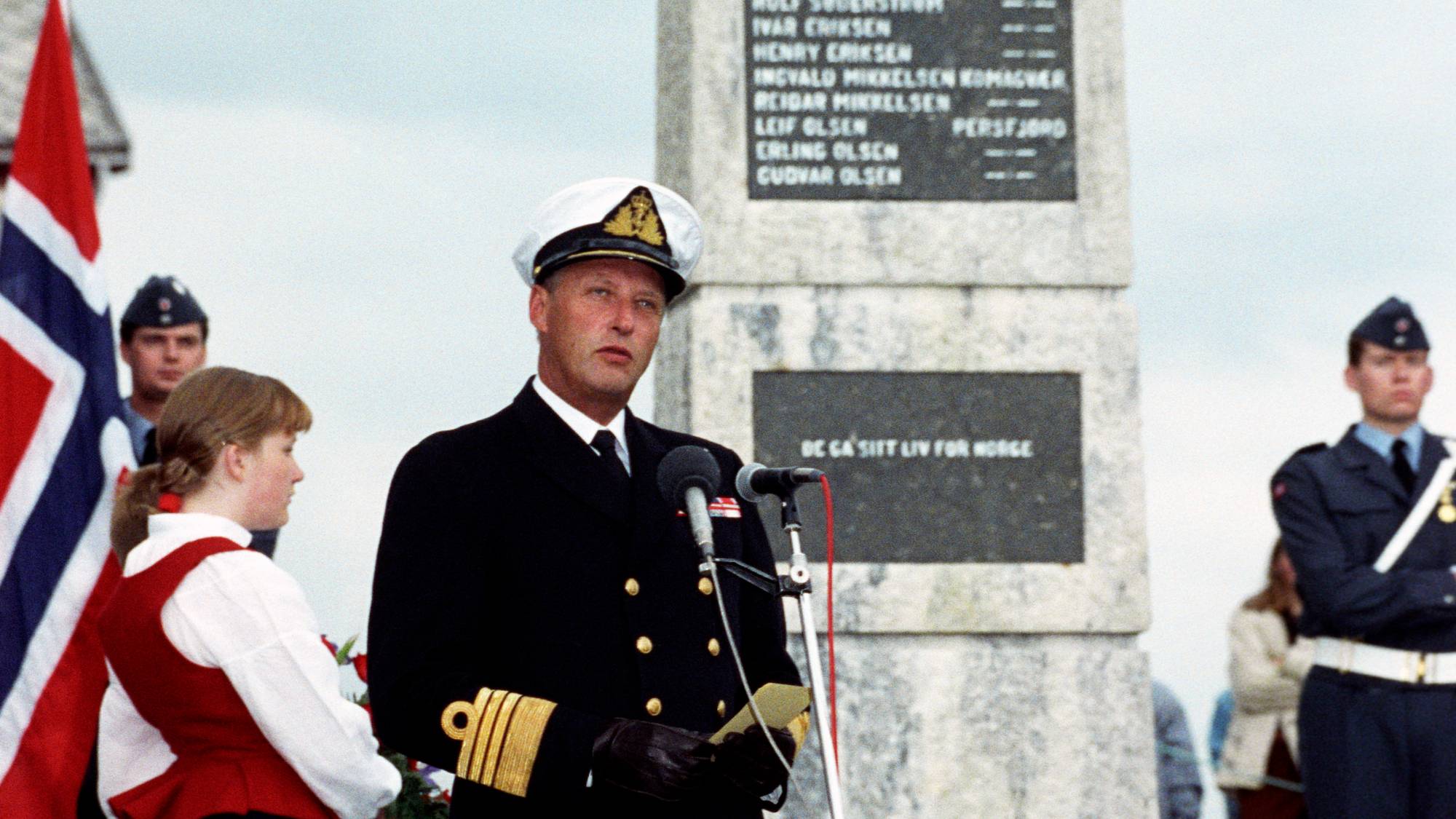 Kiberg 3. august 1992.Kong Harald ved partisanerbautaen . Kongen holder en tale, der han beklaget den dårlige behandlingen partisanene hadde fått etter krigen.KONGEFERDEN 1992. Det norske kongeparet starter sin kongeferd i Nord-Norge. I løpet av 22 dager møter de folk på 62 forskjellige steder. Fra Frosta i Nord-Trøndelag til Grense Jakobselv i Finnmark.Foto;Lise Aaserud / NTB / SCANPIX