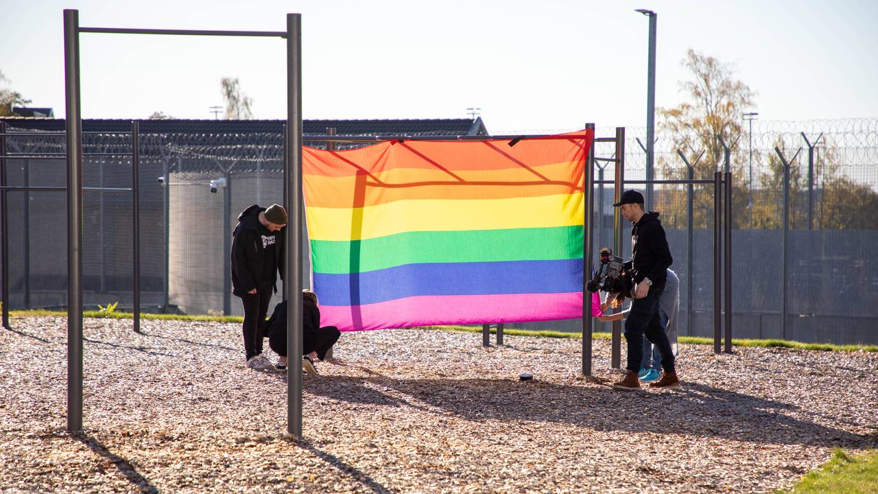 Prideflagg blir hengt opp i luftegården i Eidsberg fengsel