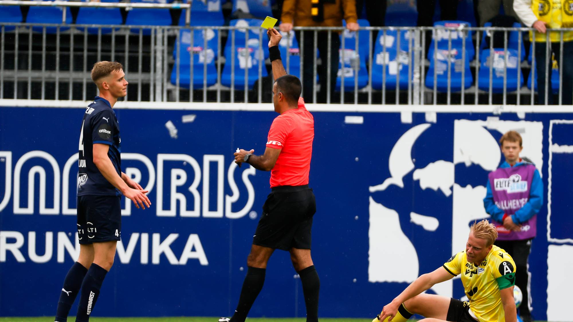 Kristiansunds Júlíus Júlíusson for gult kort av dommer Rohit Saggi under eliteseriekampen i fotball mellom Kristiansund ballklubb og Start på Nordmøre stadion.