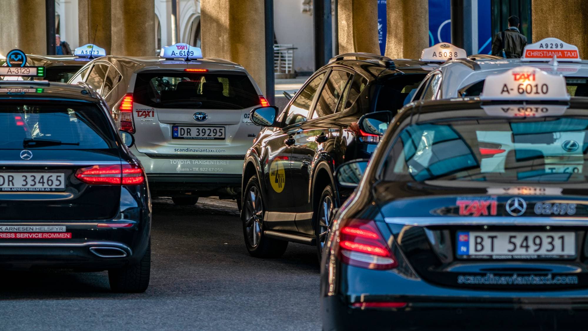 en gruppe biler parkert på en parkeringsplass
