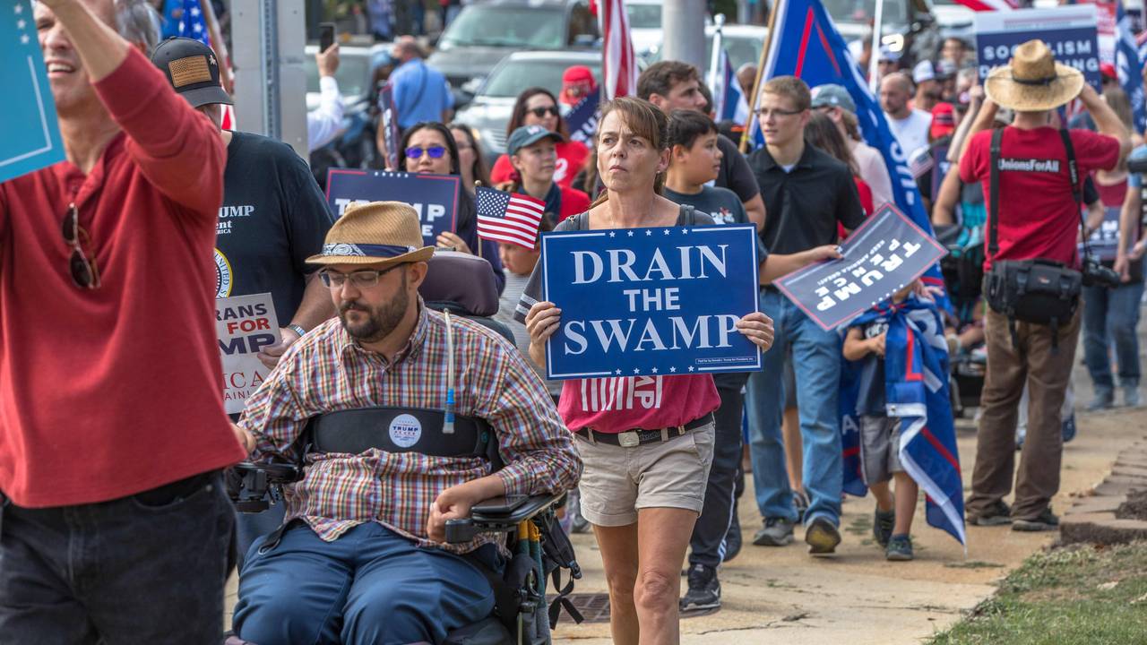 Trump-supportere marsjerer til delstatsforsamlingen i Nord-Carolina. 