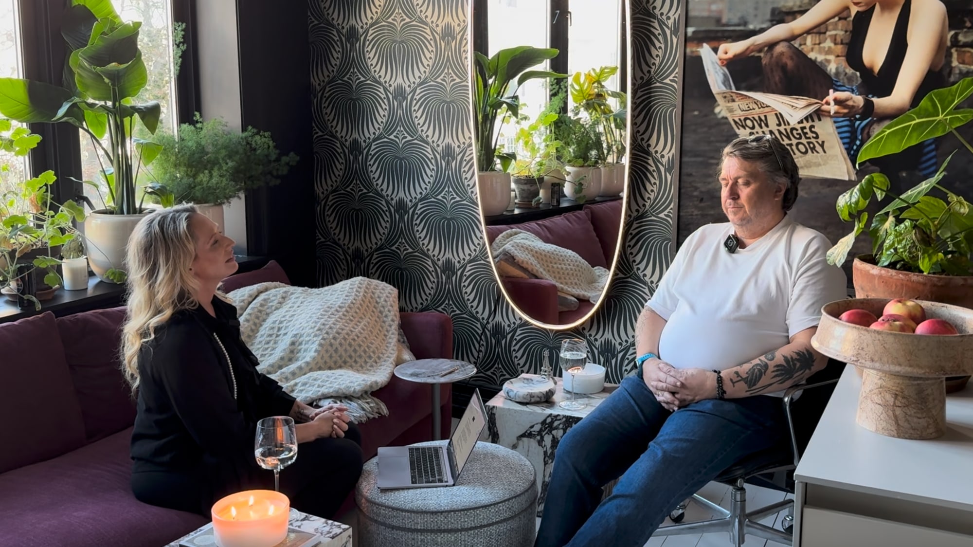 En mann blir hypnotisert av en hypnoterapeut