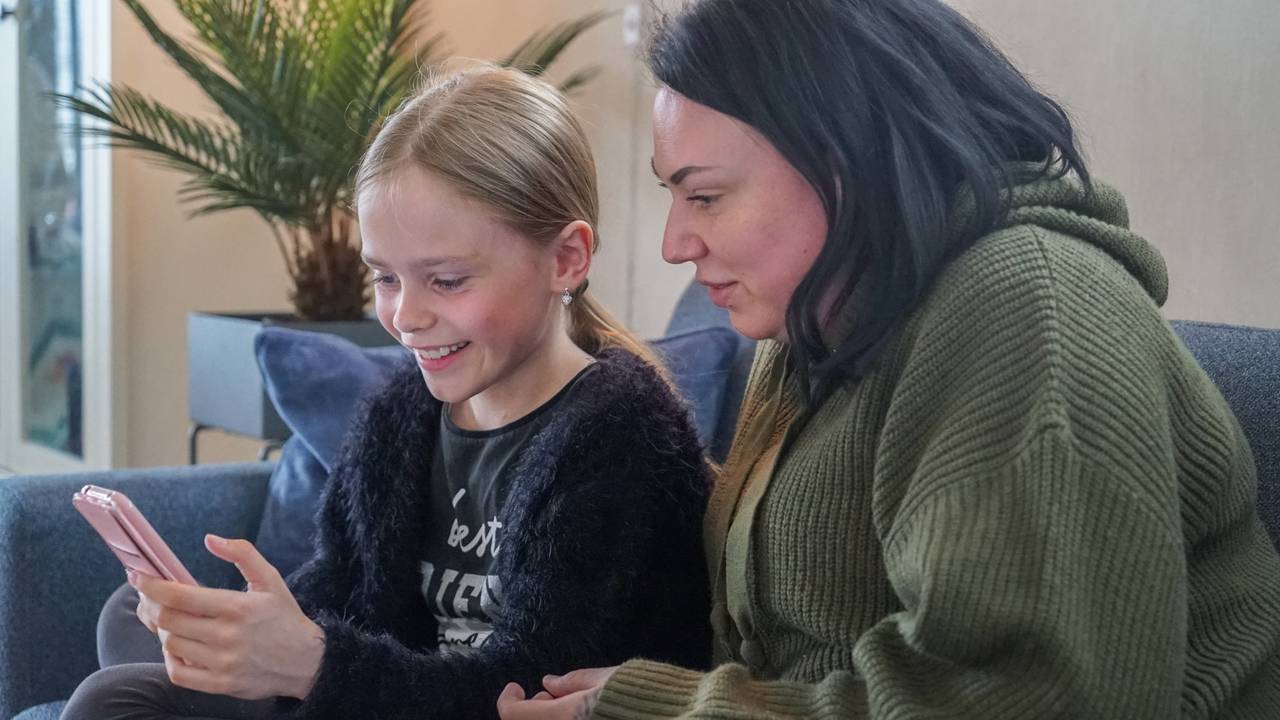 Malin Jakobsen og Emilia (8) ser på TikTok