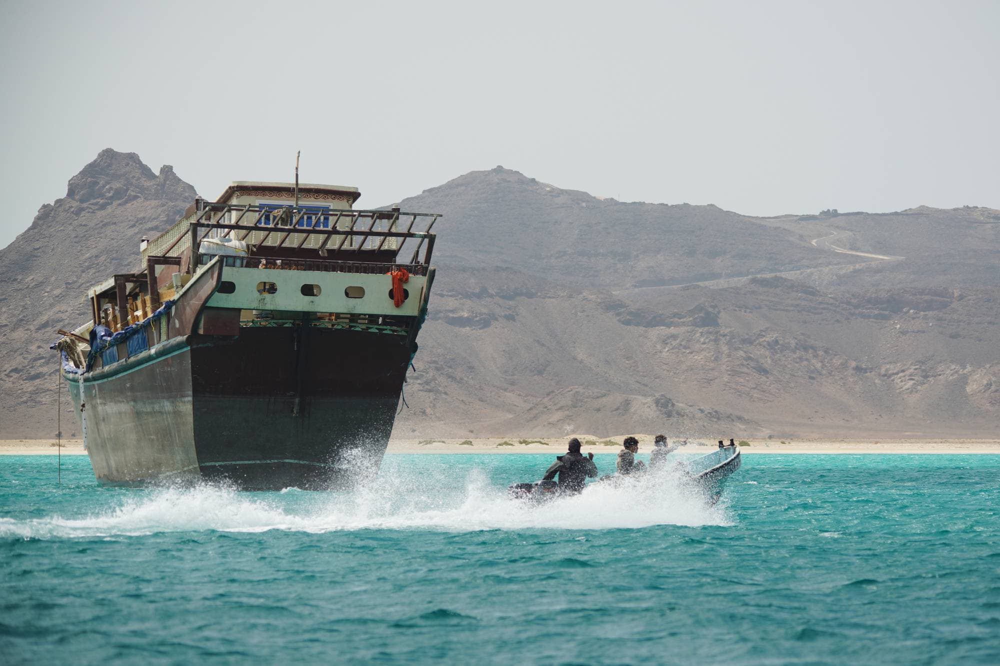Et skip passerer Bab el-Mandeb-stredet.