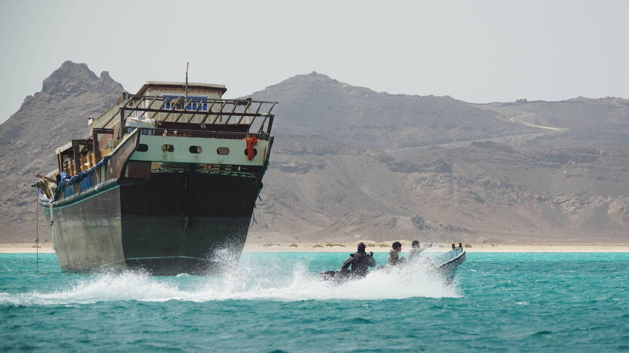 Et skip passerer Bab el-Mandeb-stredet.