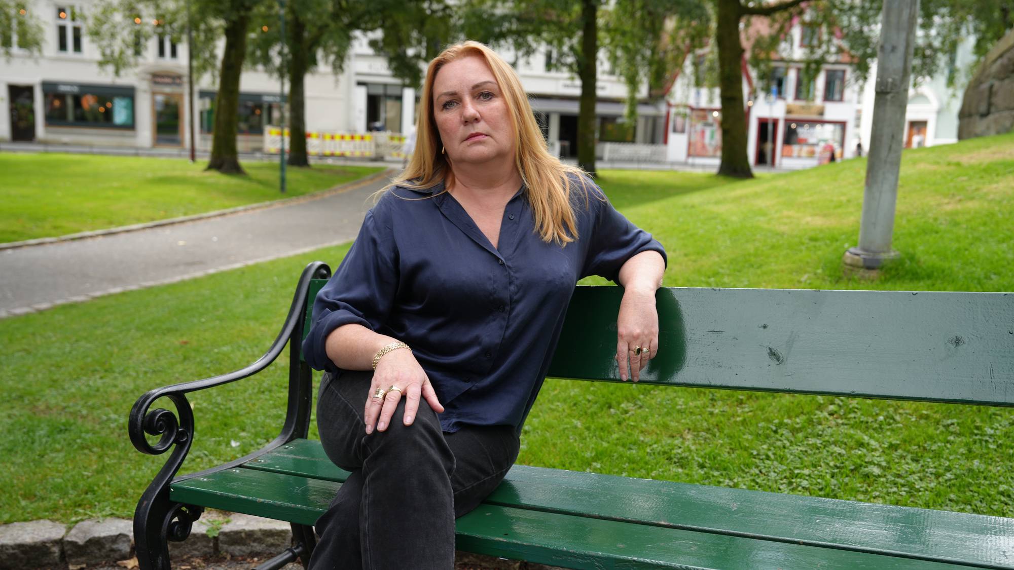 Teatersjef Sorun Toft Iversen ved Den Nationale Scene, på ein benk i teaterparken i Bergen.