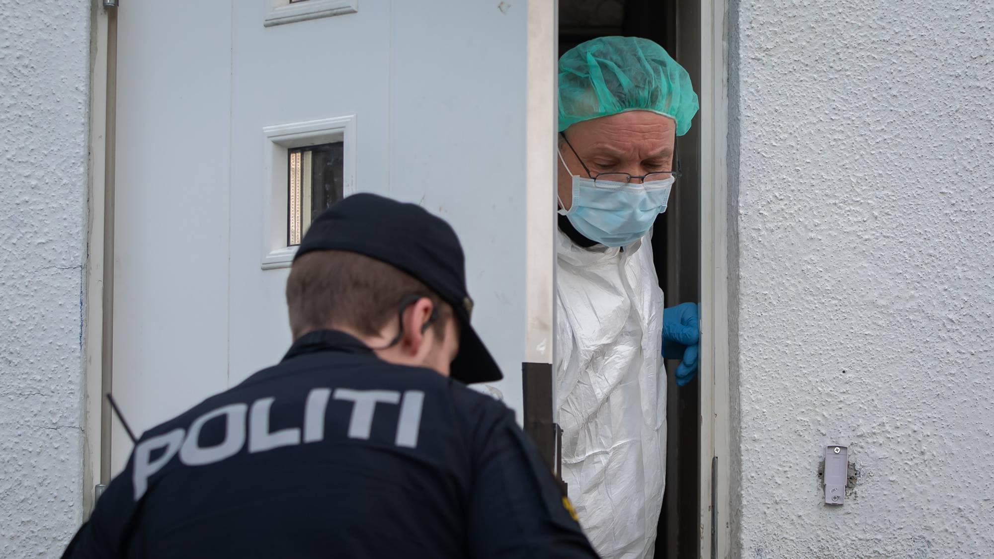 Krimtekniker i dialog med en politimann