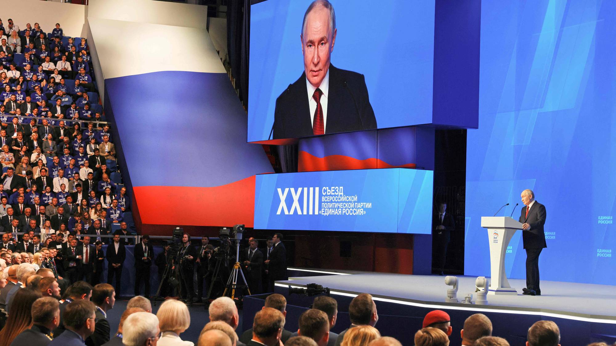 Vladimir Putin taler fra en scene under partikongressen til Forent Russland. (Bildebeskrivelsen er laget av en KI-tjeneste)