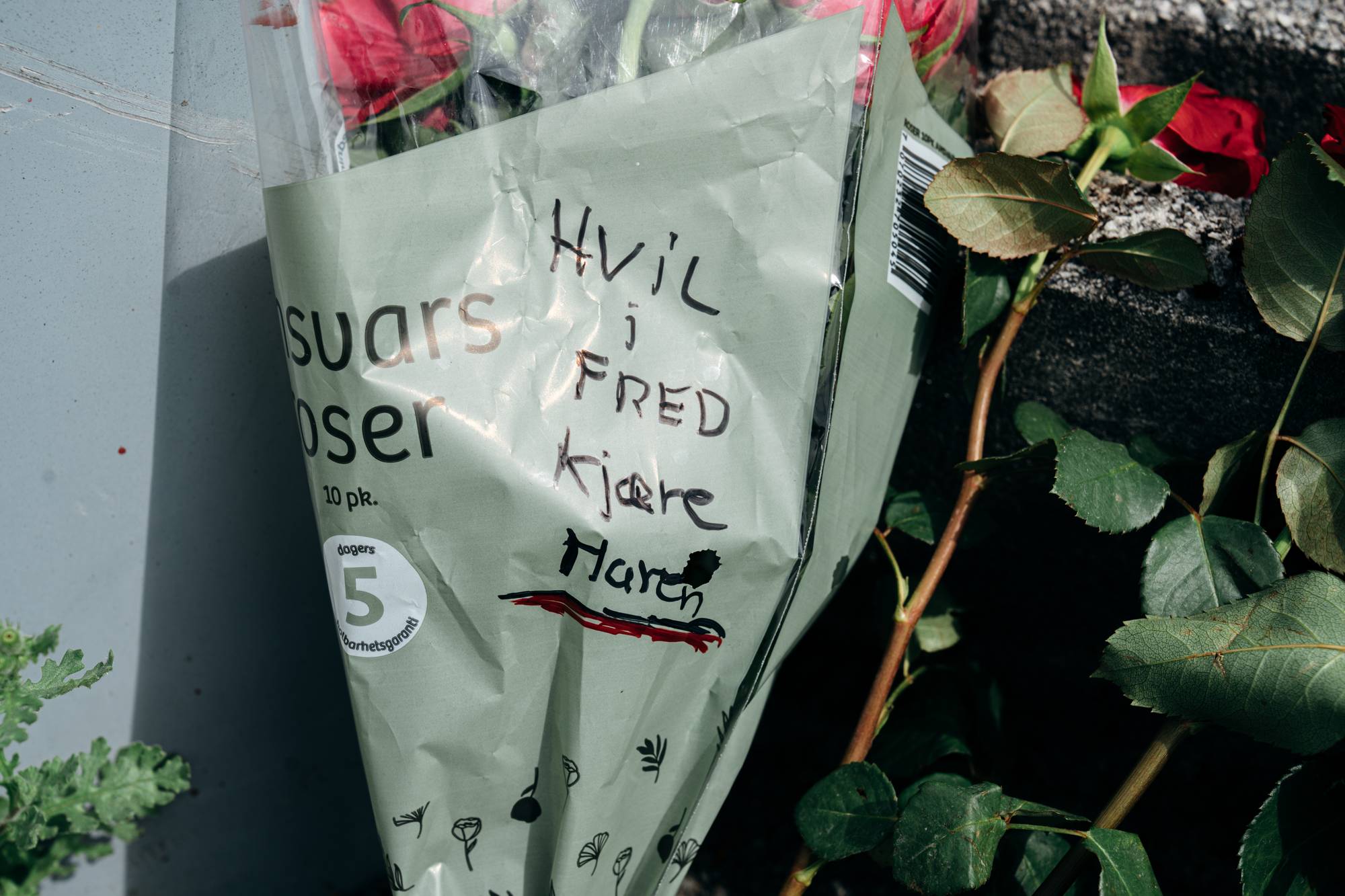 Drapssak på Nærbø. Blomster utenfor boligen til Maren Sømme