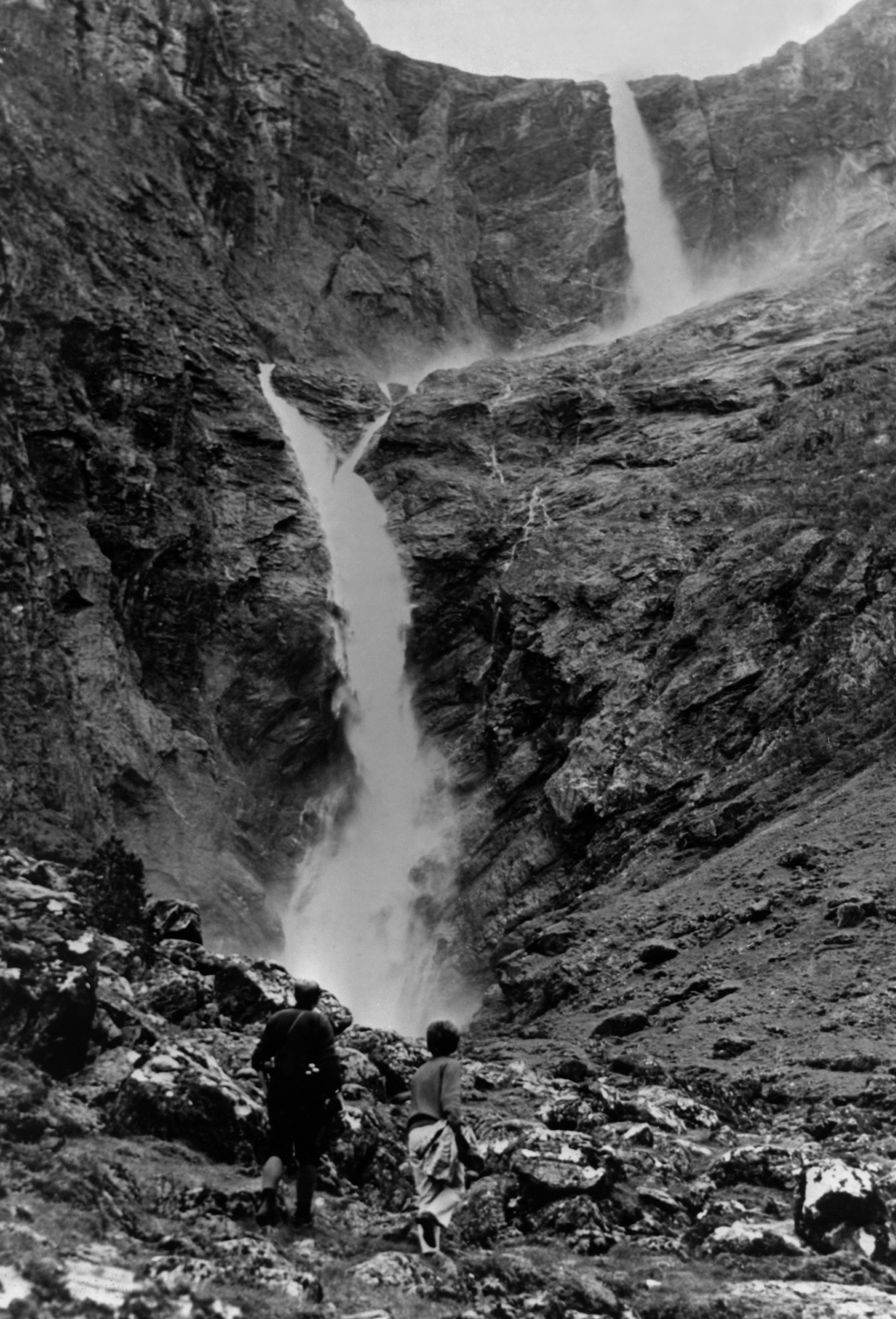 Mardalsfossen juni 1970. Fossen i Mardøla ble kort tid etter redusert , i og med kraftutbyggingen. Demonstrasjoner og aksjoner ble holdt mot utbygging, men det førte ikke frem.Her to mennesker ved fossen, før utbygging. Foto: NTB / SCANPIXfys.lok: NTB-kopi: mappe 93spbekeil