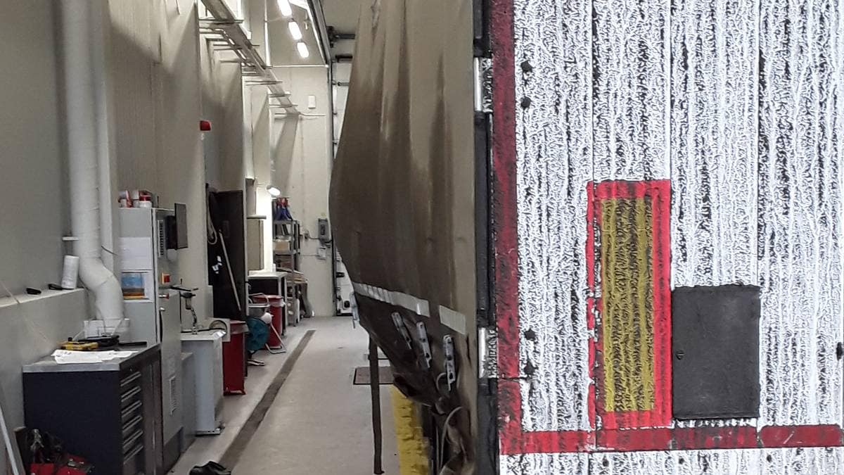 Lastebil stoppet: Semitilhenger bulte ut over en halv meter