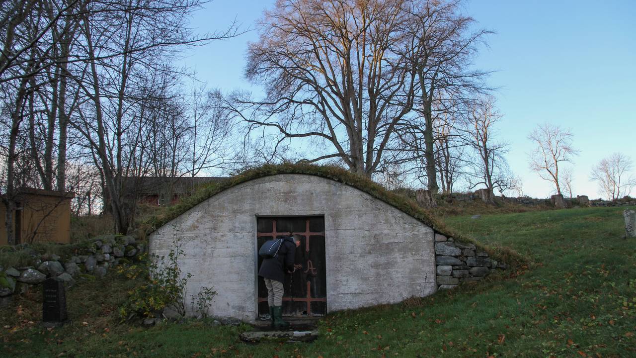 Mads Langnes fiklar med låsen til mausoleet på Veøya
