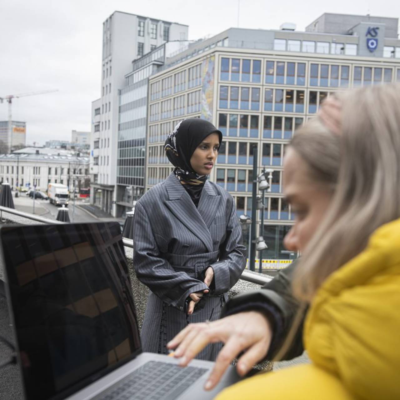 Rawdah Mohamed venter på å bli fotografert.