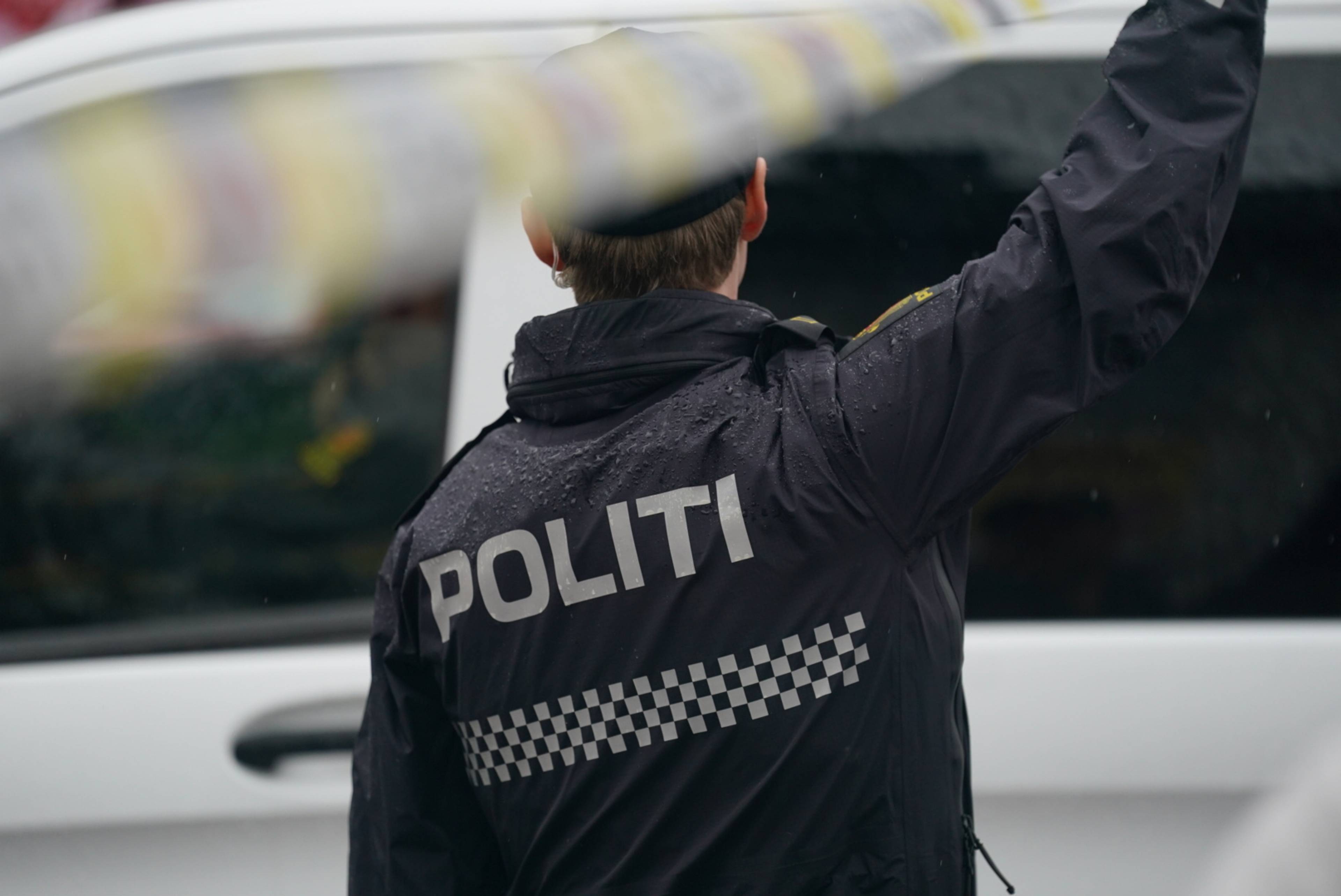 en person som har på seg en svart jakke