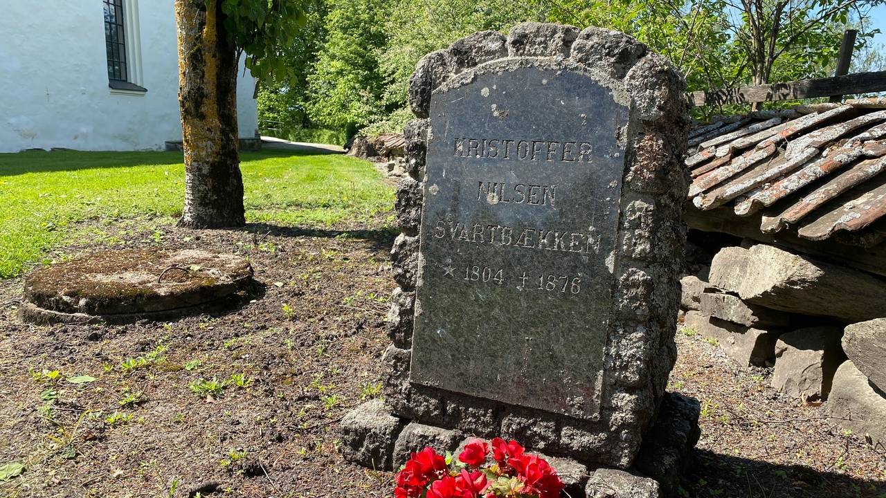 Gravsteinen til Kristoffer Svartbækken på kirkegården i Løten.