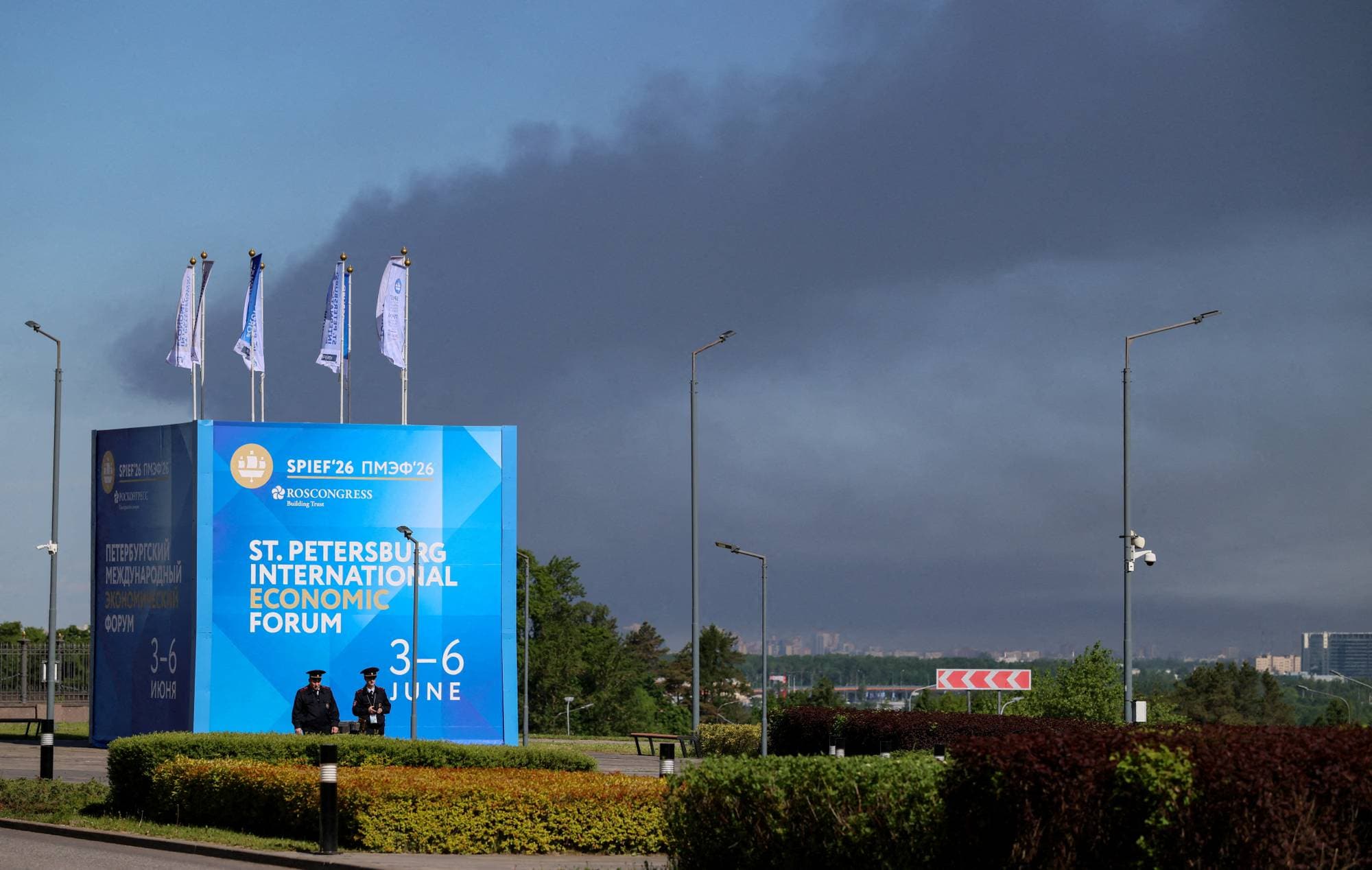 bilde av vakter på St. Petersburg economic forum.