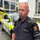 Fredrik Pedersen / NRK Bilde av innsatsleder i politiuniform, han holder en bok i hånden.