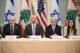 OLIVER CONTRERAS / AFP,NTB en mann med briller og dress, en mann med kort hår og dress, en eldre mann med dress og en kvinne med lys dress. Skilt på bordet viser "ISRAEL", "UNITED STATES" og "LEBANON". (Bildebeskrivelsen er laget av en KI-tjeneste)