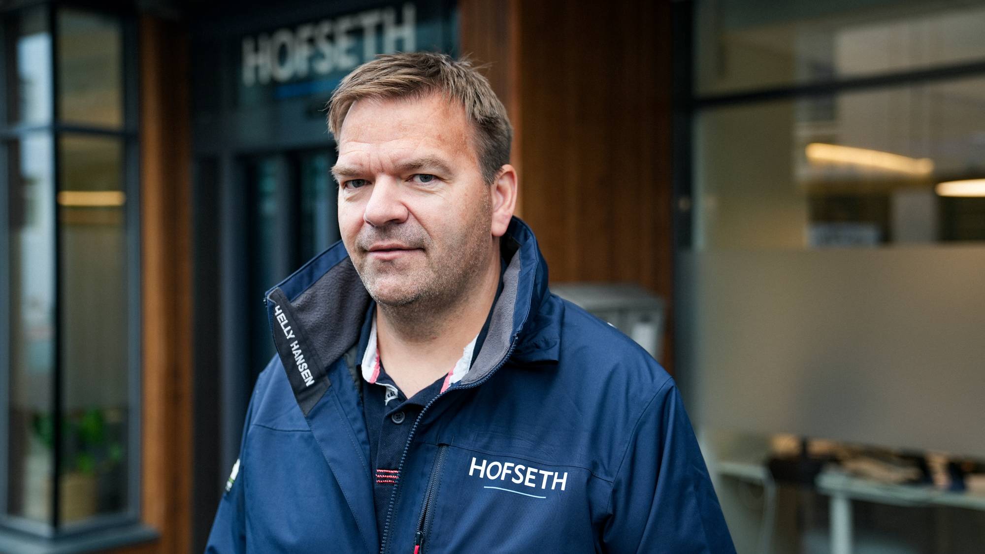 Roger Hofseth foran kontorene i Ålesund sentrum
