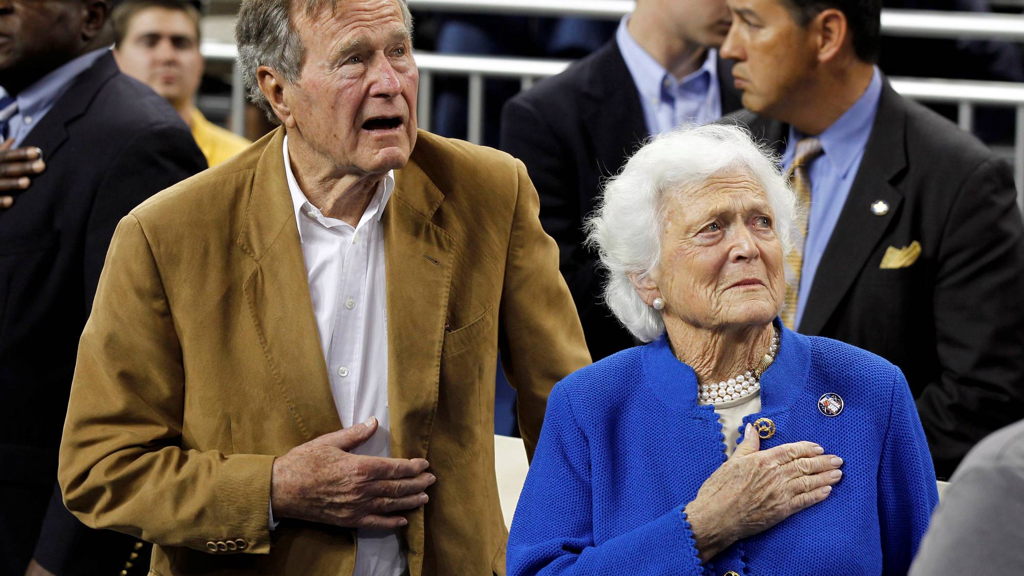 Жена джорджа буша старшего. Барбара Буш похороны. Барбара Буш младшая. Барбара Буш жена президента США. Джордж Буш старший с женой.