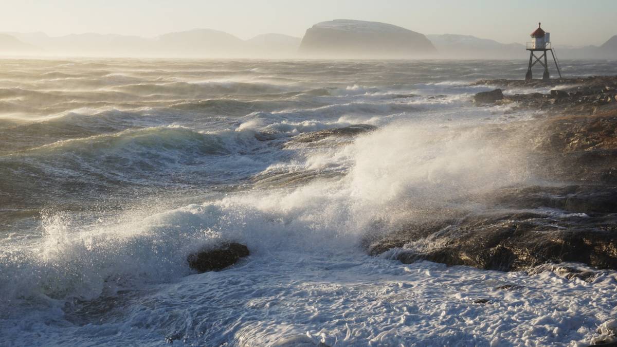 Kan bli vinterstorm i nord: – Vurderer farevarsel
