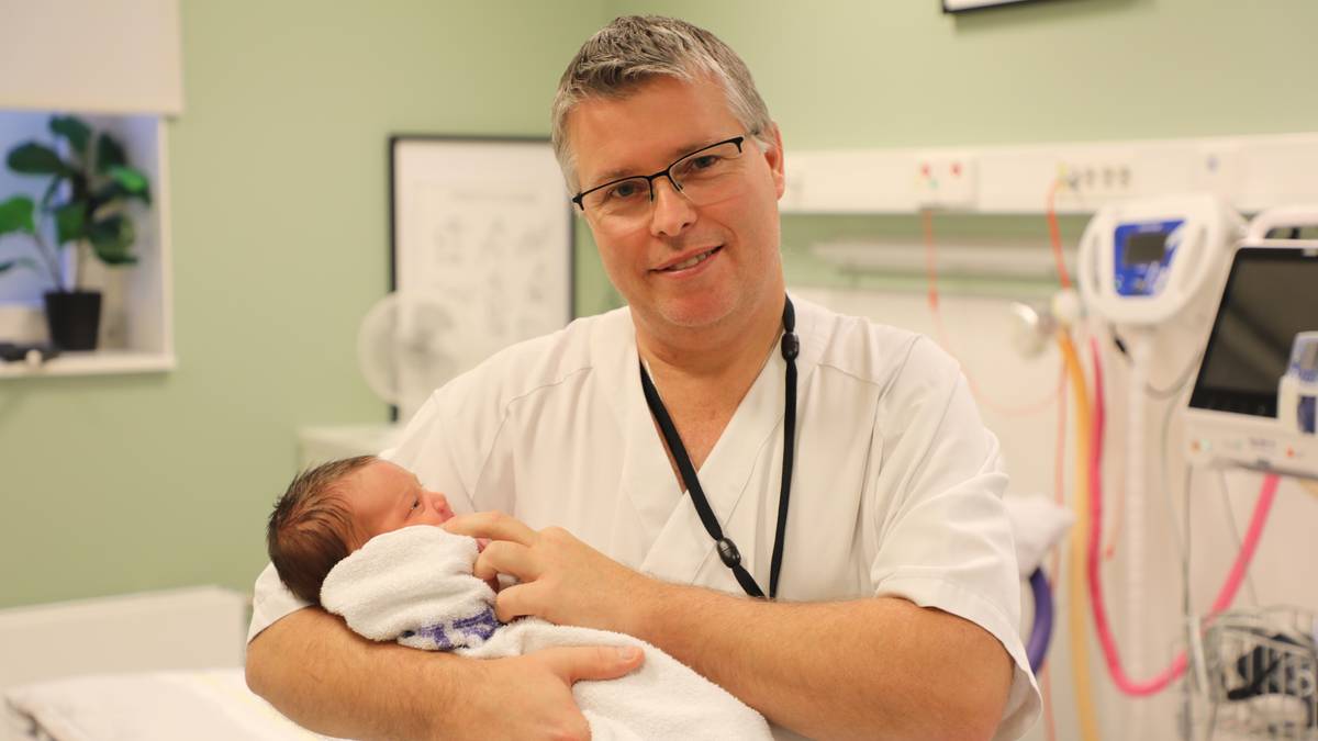 Bytte ut brøytebil med babyar: Michael er historisk på fødestua