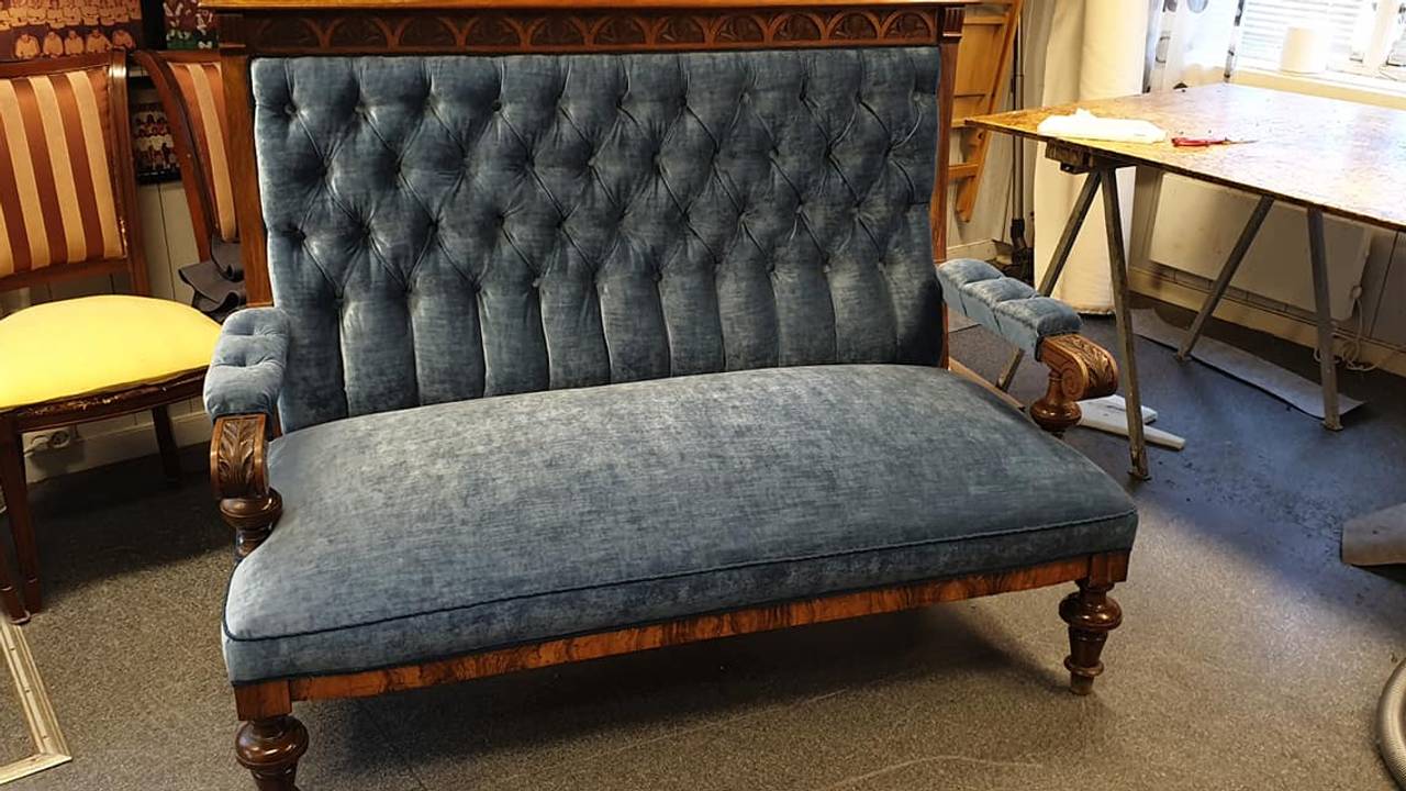 Gammel sofa trukket om i blått