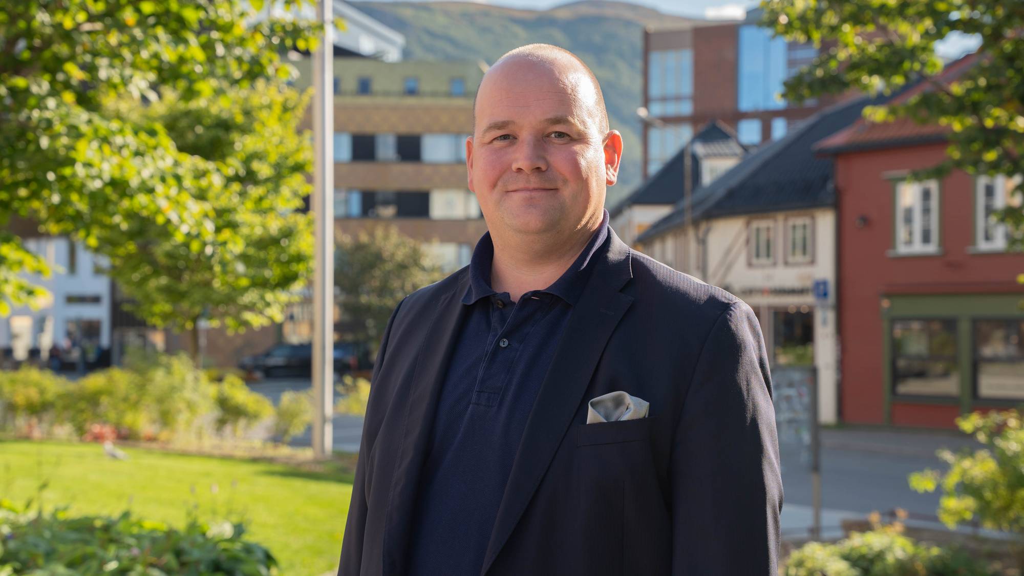 en mann som står foran en bygning