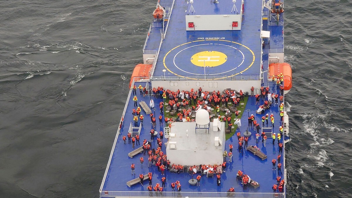 Evakuering på pause – over 270 personar framleis om bord på ferje etter brann