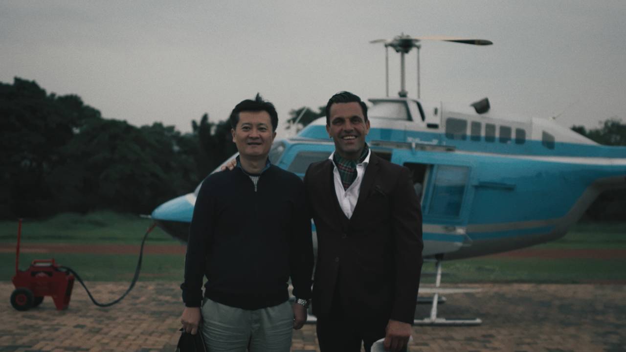 Mr. Danny og mr. James foran et helikopter