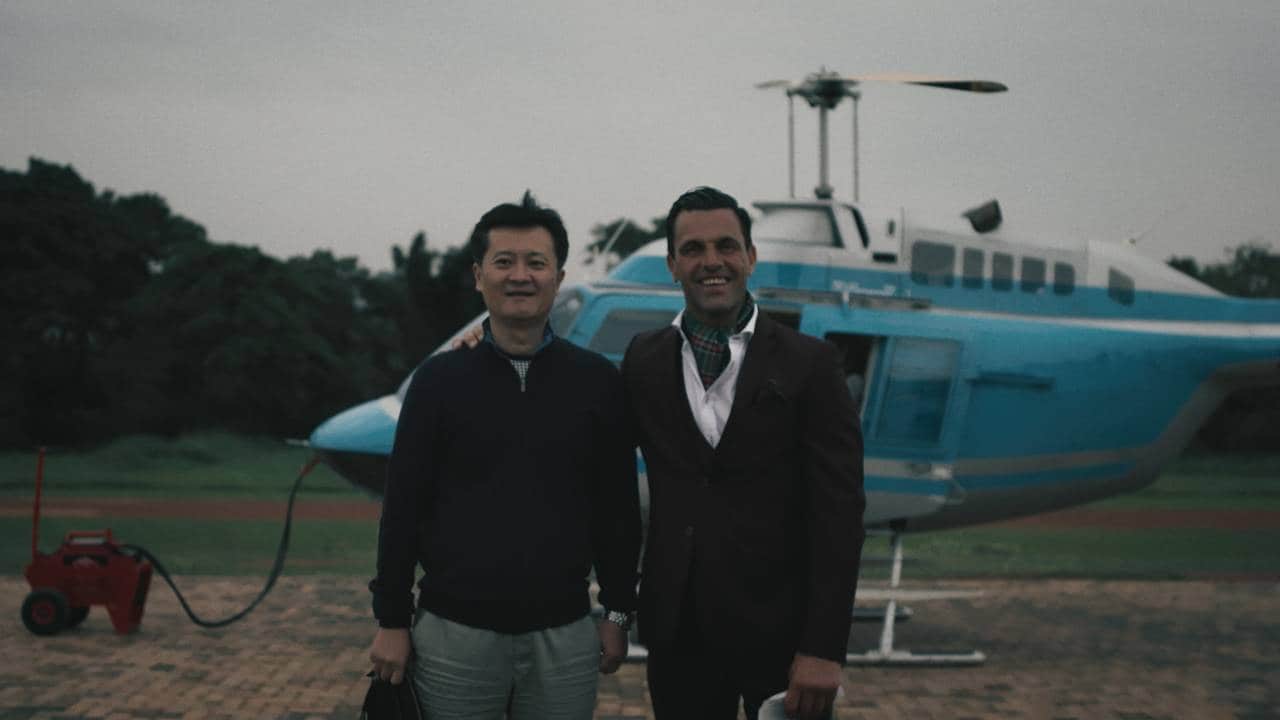 Mr. Danny og mr. James foran et helikopter