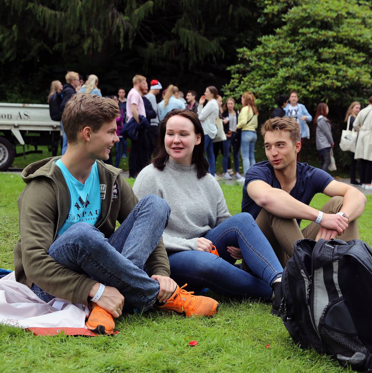 Tre studenter i Nygårdsparken i Bergen under fadderuken