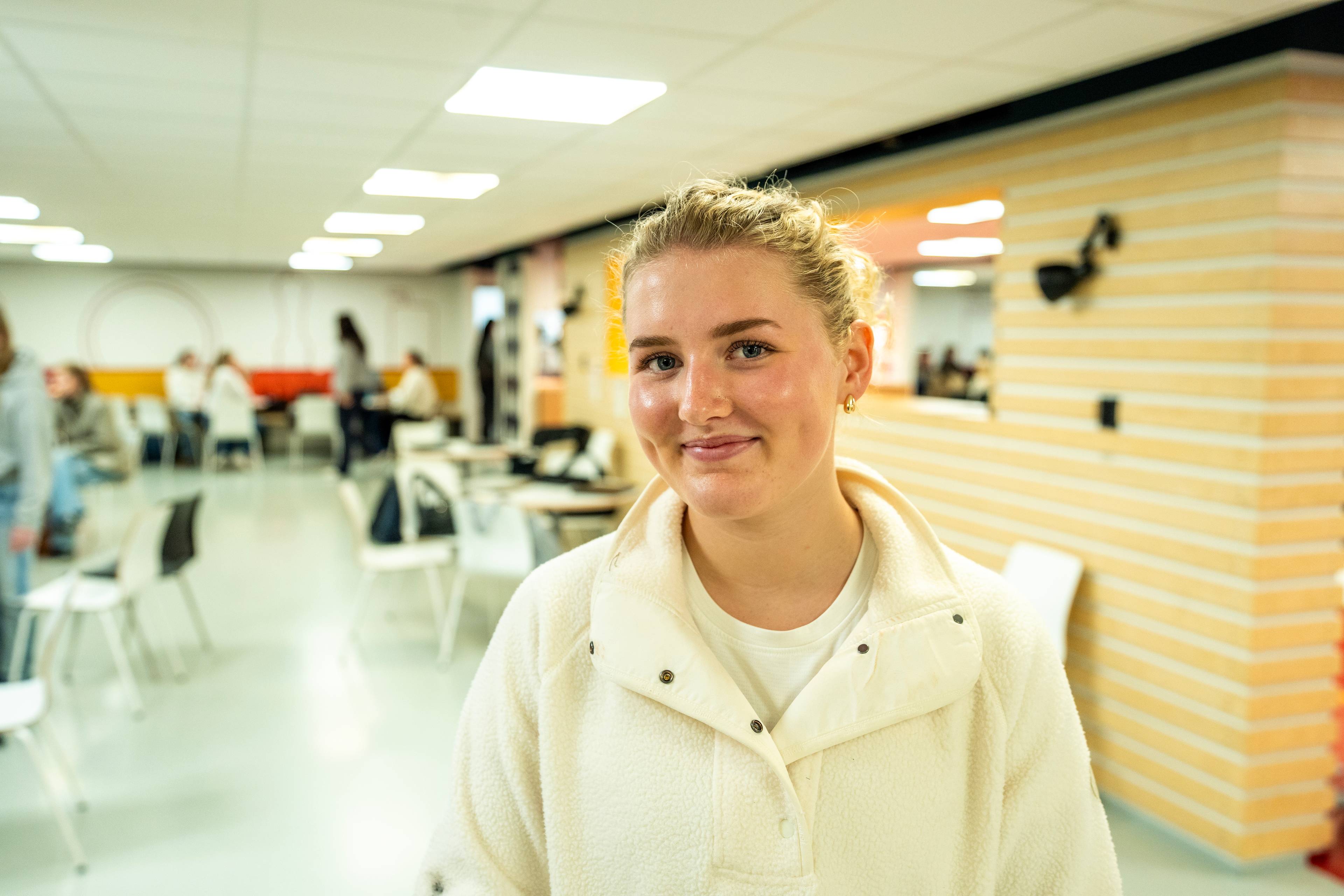 En jente som ser mot kameraet og smiler. Tiril Røren Dahl.