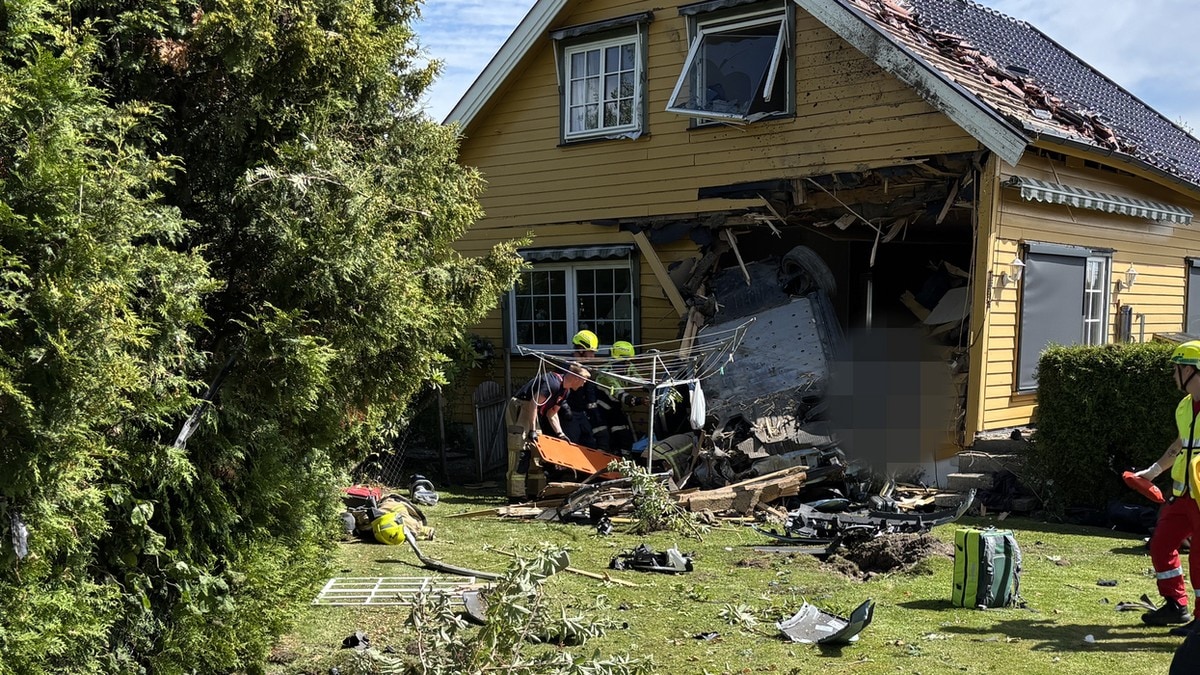 Bil har kjørt inn i hus – fire personer kritisk skadd